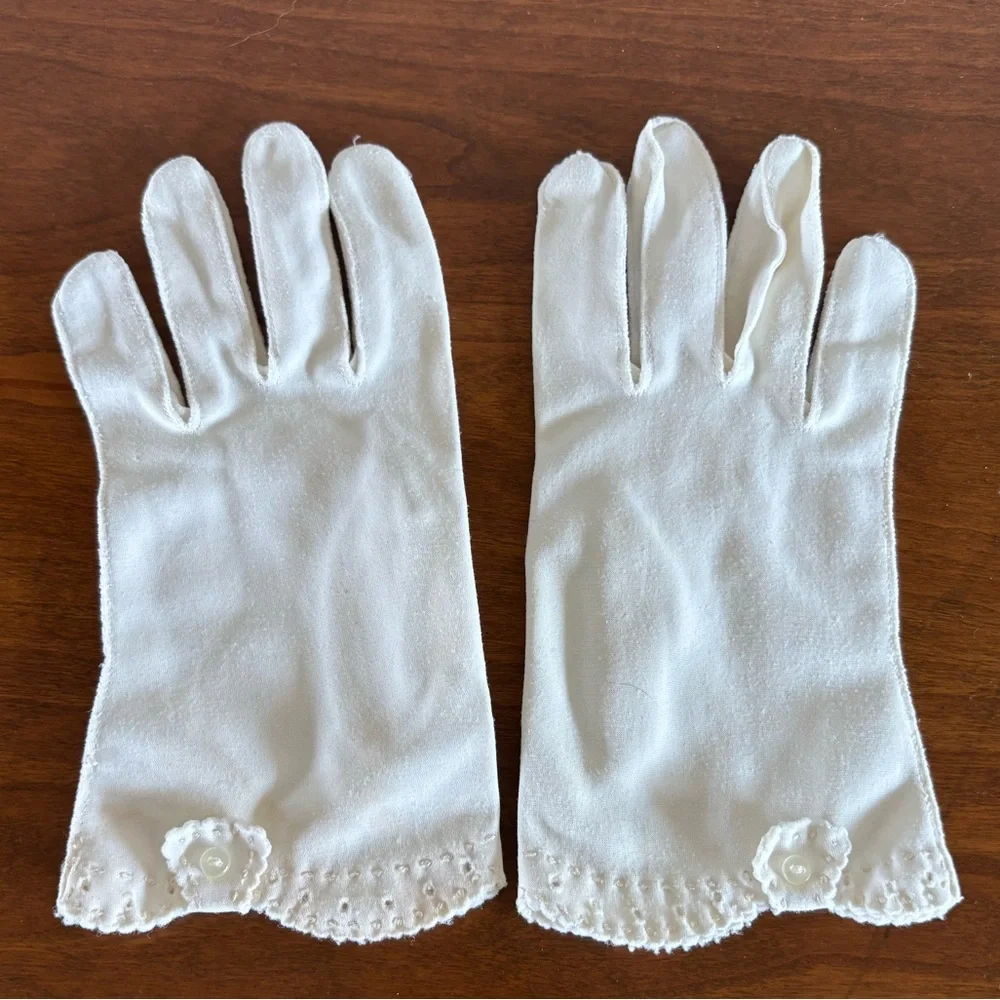 Elegant Vintage‎ White Gloves with Button Detail